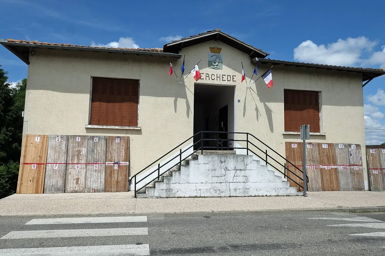 petite maison en bord de route précédée d'un escalier, petit fronton triangulaire au dessus de la porte
