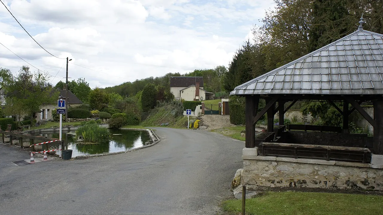 Place à l'entrée du village .