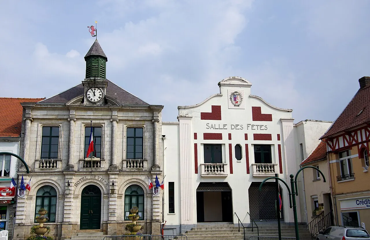 Pernes (Pas-de-Calais, France) - L'hôtel-de-ville (avec son horloge, son clocheton et sa girouette) et la salle des fêtes. .