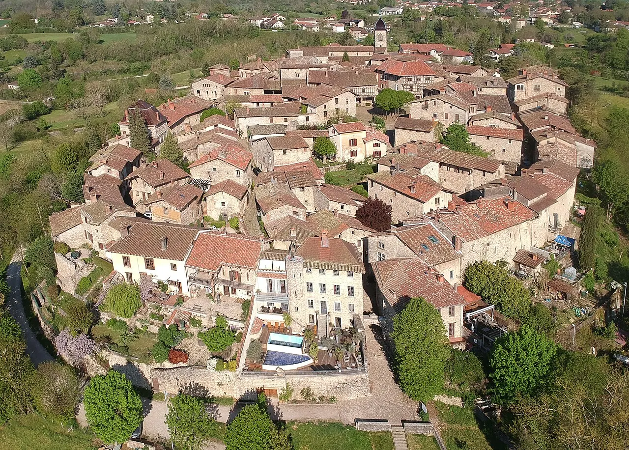 Vue drone de la cité médiévale de Pérouges (avril 2021) au premier plan Porte-d'en-Bas.