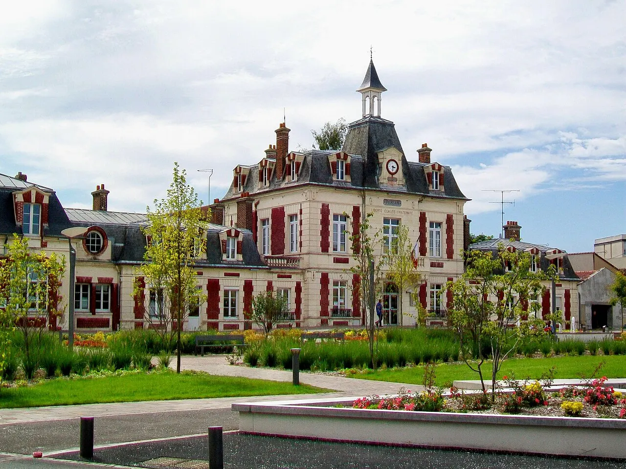 Persan, la mairie, avenue Gaston Vermeire.