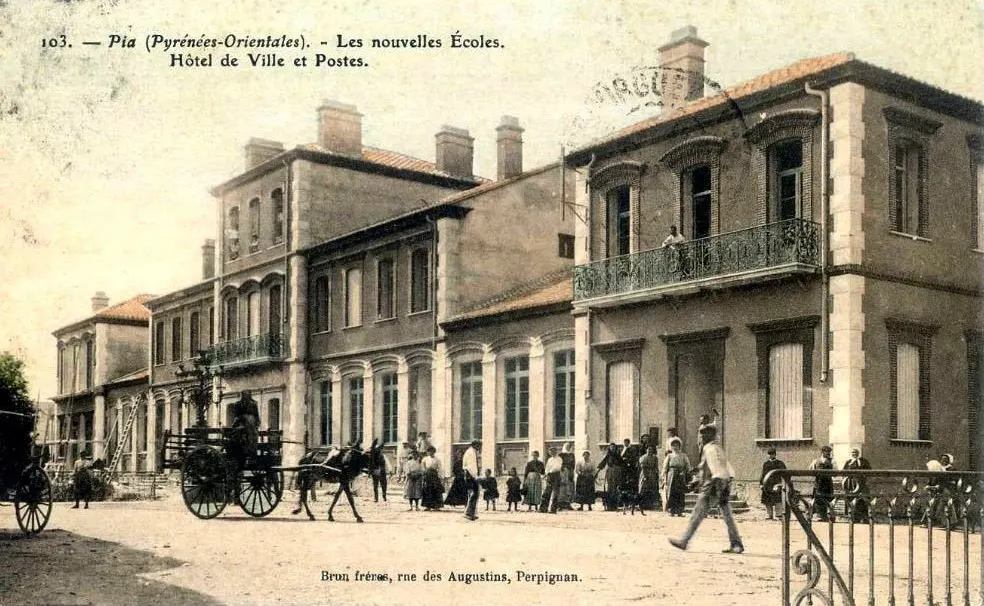 La mairie, les écoles et la poste à Pia au début du 20ème siècle