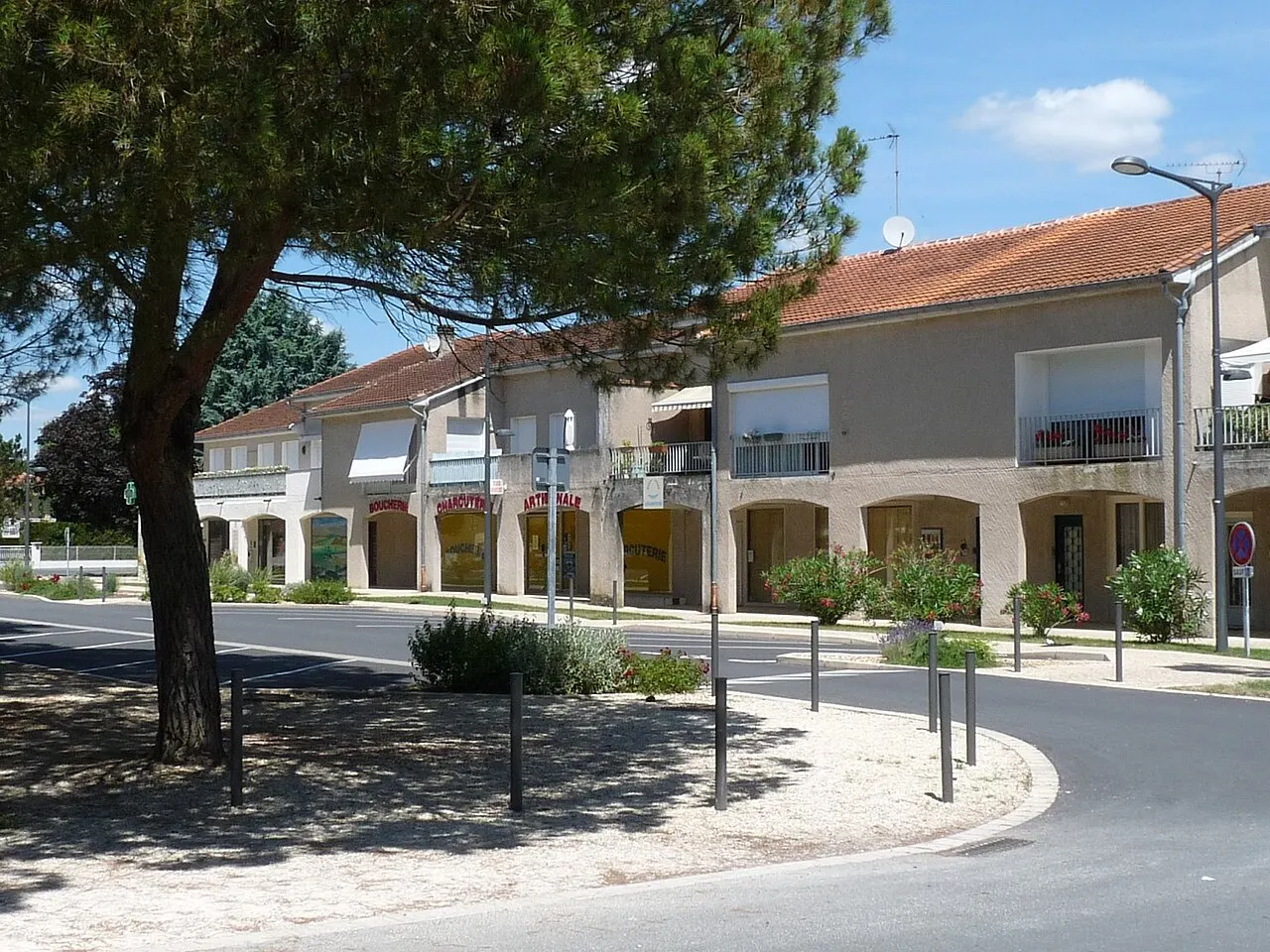 Place du général de Gaulle, Pineuilh, Gironde, France