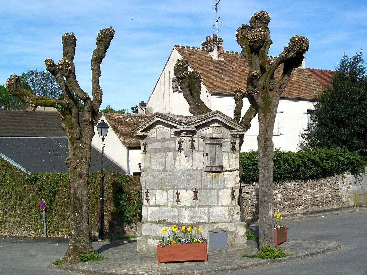 La fontaine de la place de l'église (robinet de l'(autre côté), alimentée par la source de l'Auget, l'une des deux sources de la commune…
