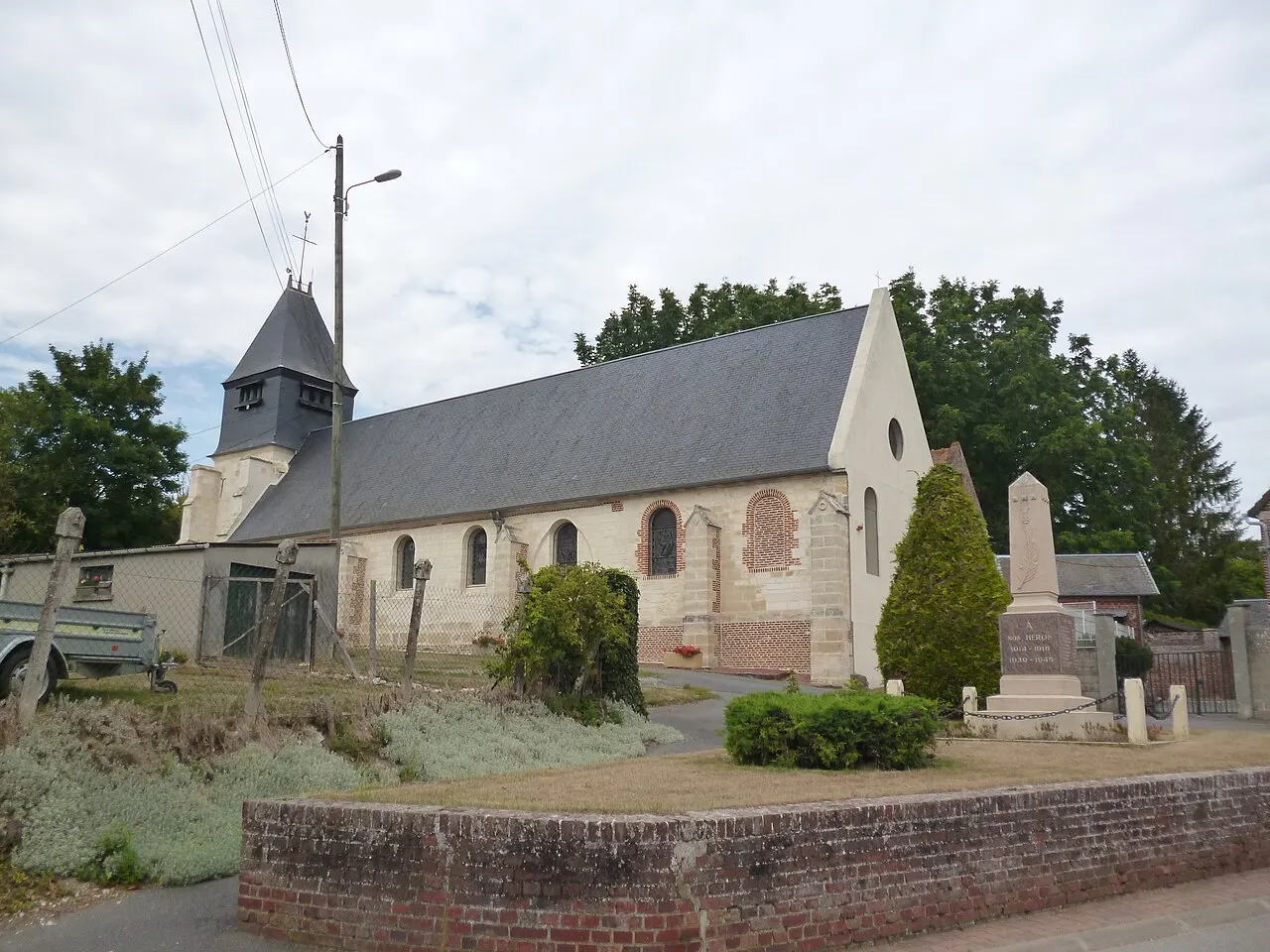 Monument aux morts et église Saint-Nicolas de la commune de Plainval (Oise).