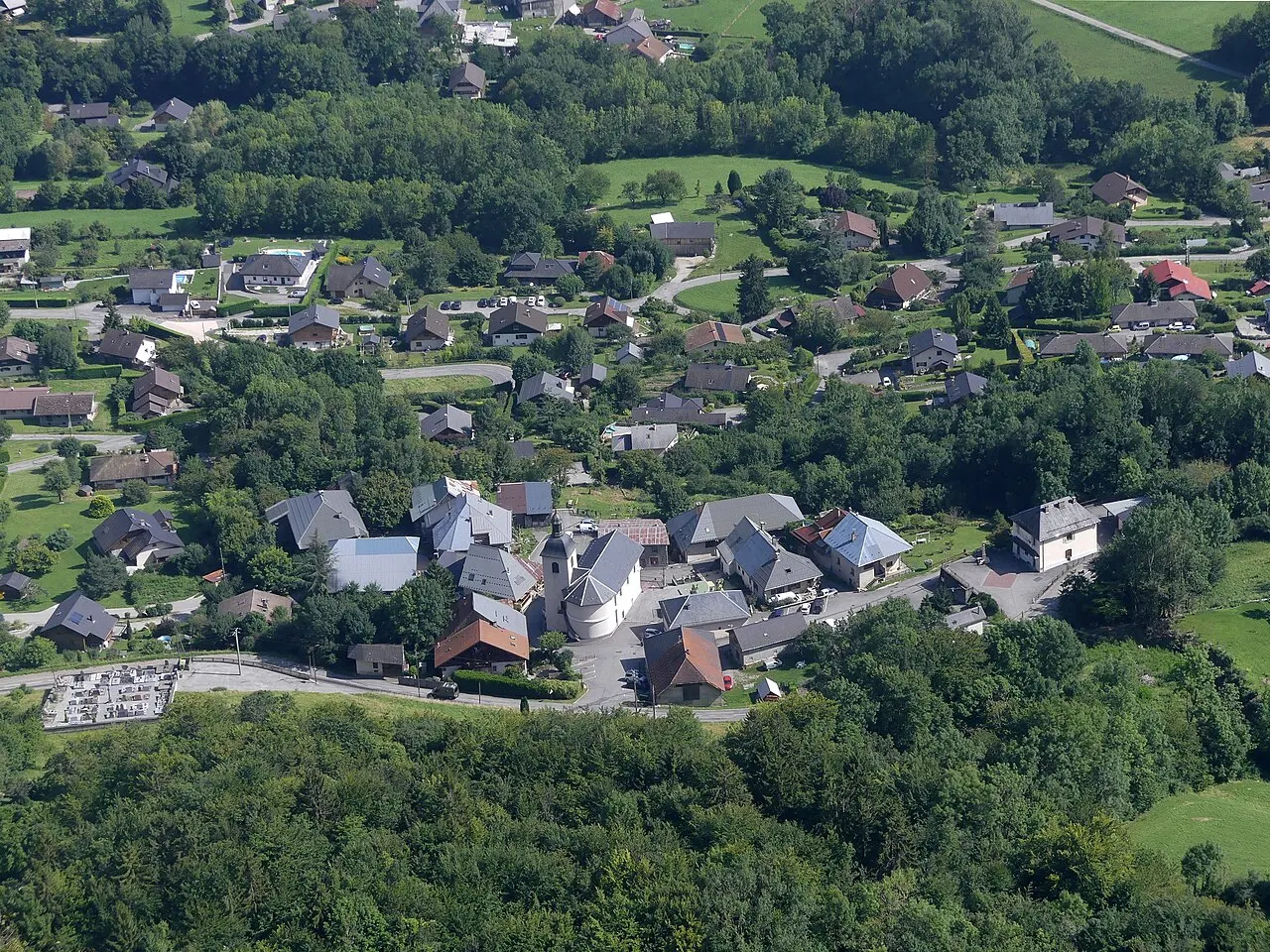 Vue, depuis le fort de Tamié, du chef-lieu de Plancherine en Savoie.
