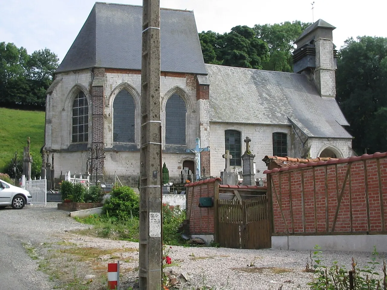 Photo de l'église de Planques, Pas-de-Calais, en 2005.