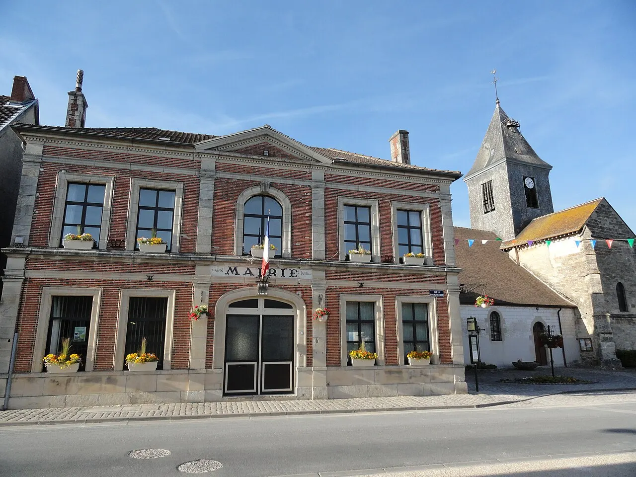 La mairie de Plivot ainsi que l'église Saint-Quentin sur la droite.