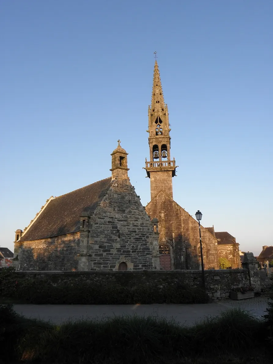 Vue occidentale de l'église et de l'ossuaire de Ploudiry (29).