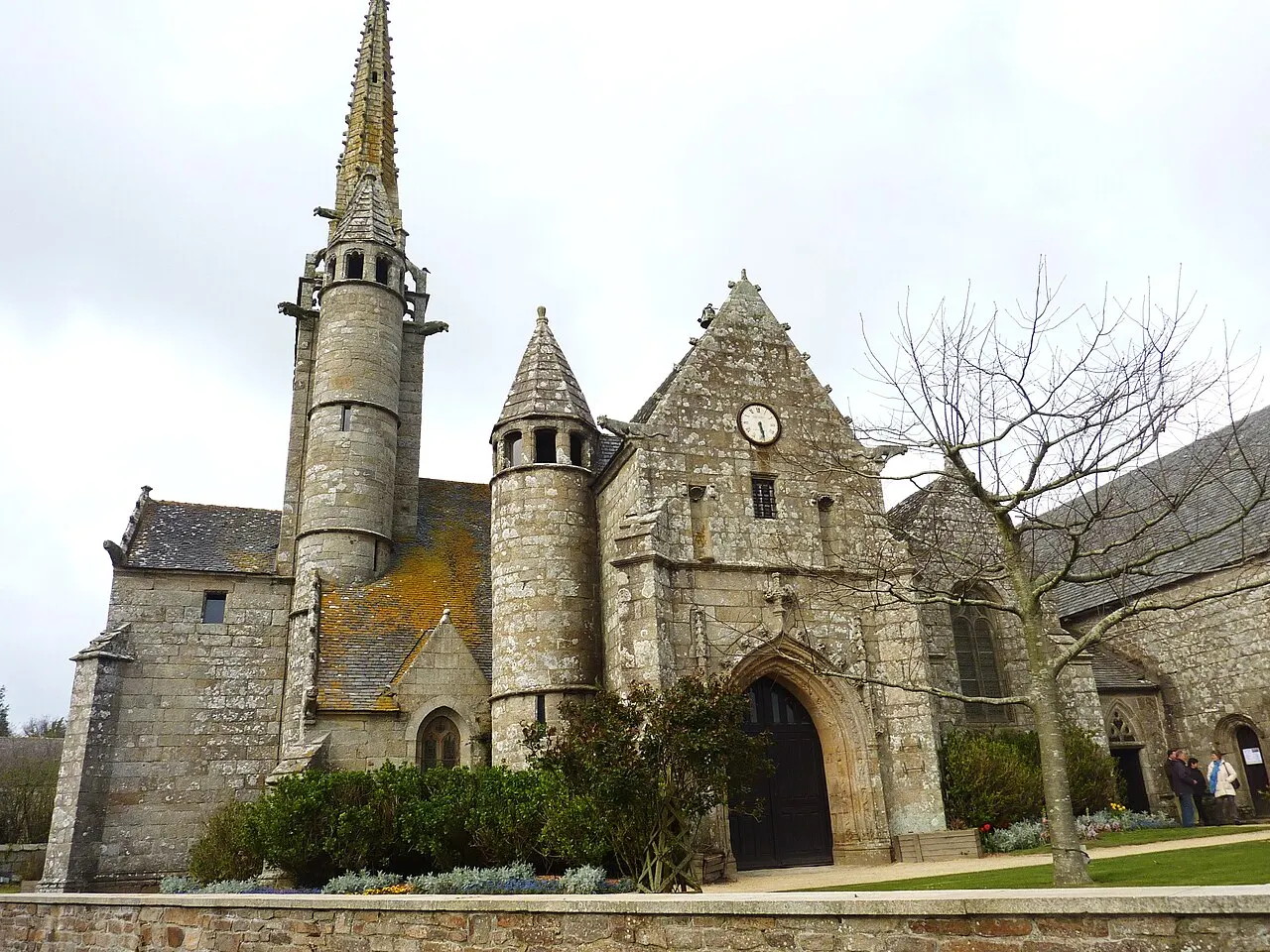 Ploumilliau, église Saint-Milliau : vue extérieure d'ensemble