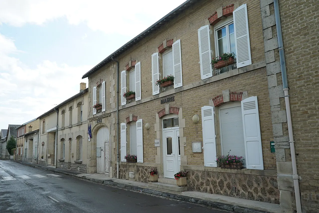 salle municipale et monument aux laboureurs.