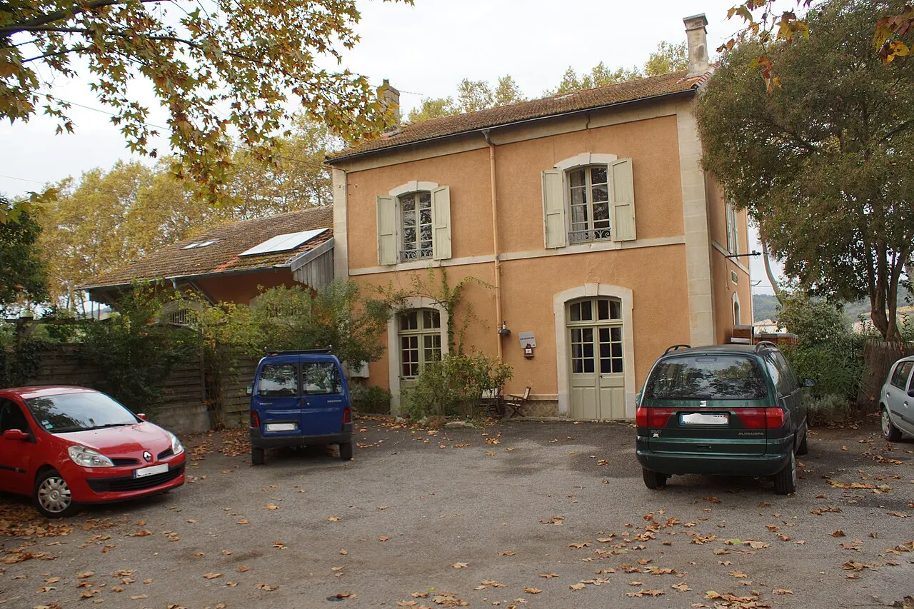 Gare de Pomas : l'ancien bâtiment voyageurs avec sa halle à marchandises accolée.
