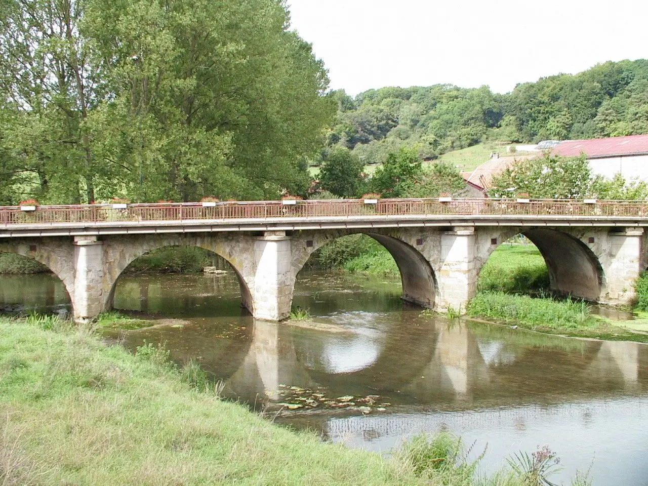 Pompierre (88), le pont de pierre sur le Mouzon Photo prise par F5ZV en 2005 Licensing fr:Catégorie:Image de commune des Vosges