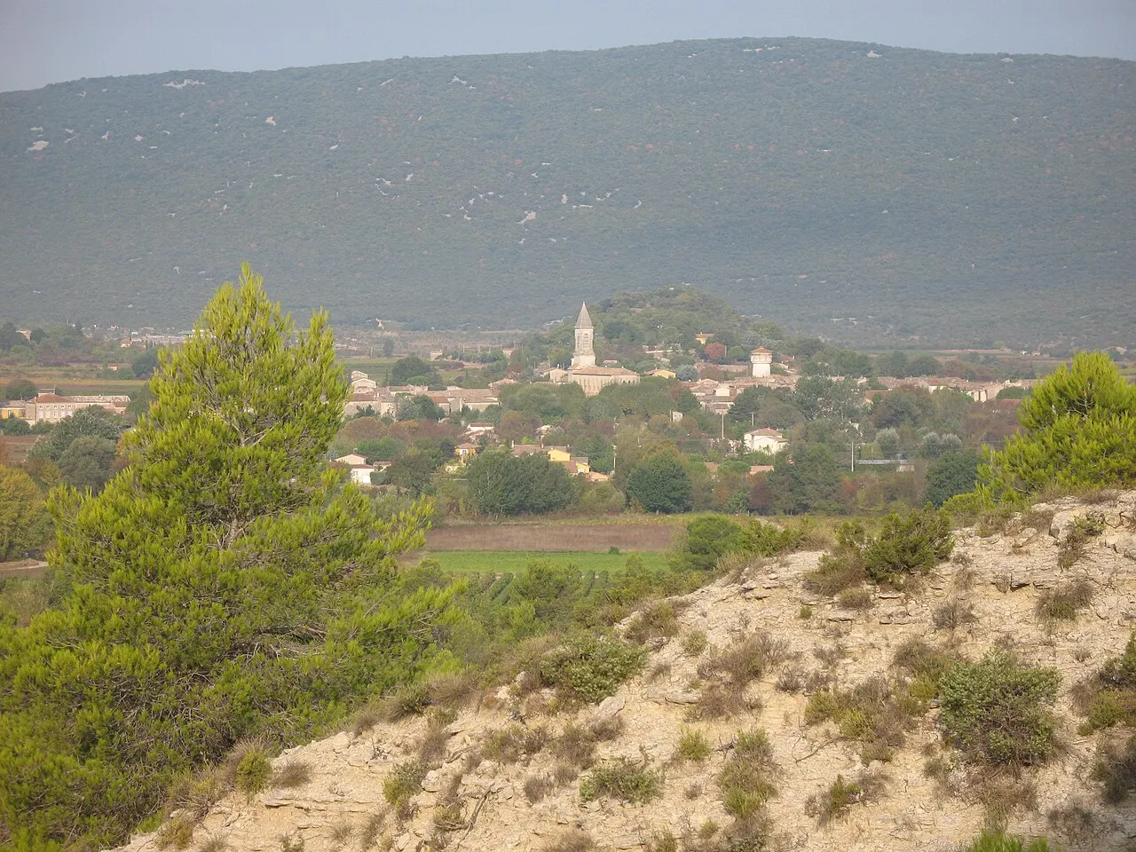 Vue générale de Pompignan (Gard) depuis le mont Saint-Jean