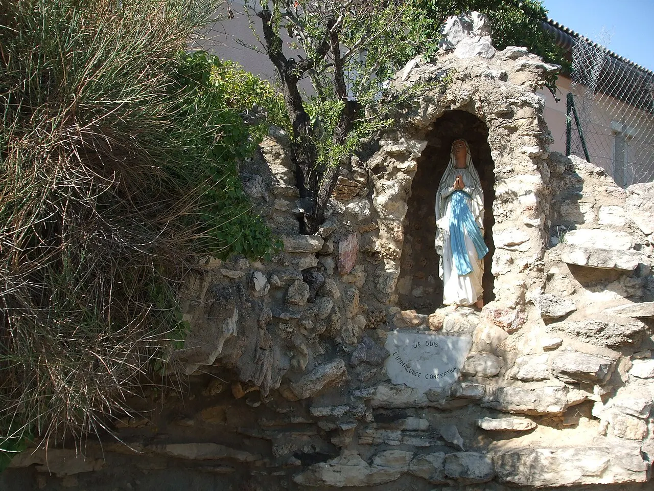 Reproduction de la grotte de Lourdes au sanctuaire Saint Joseph de Montrouge