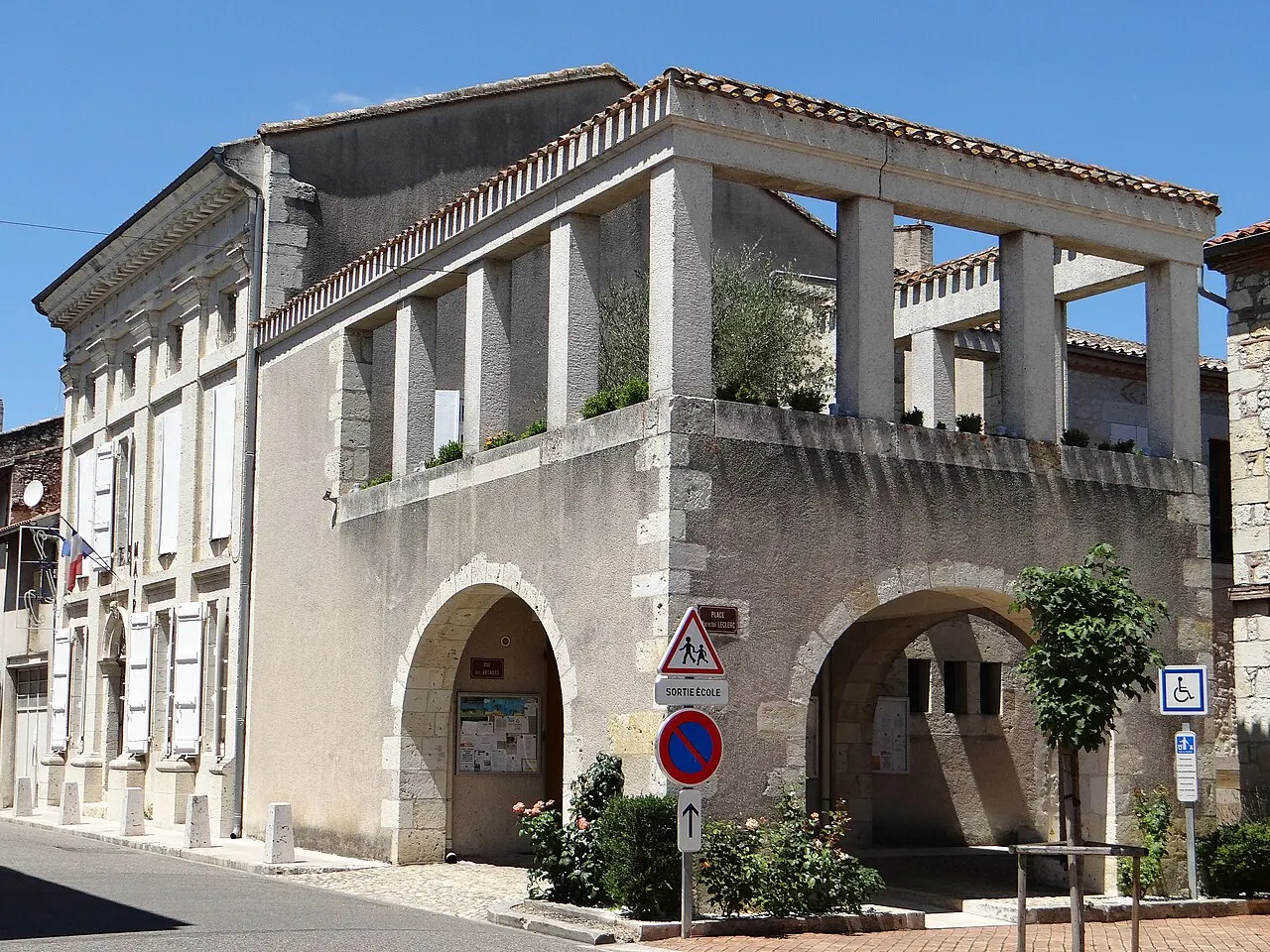 Puymirol - Mairie, rue Royale