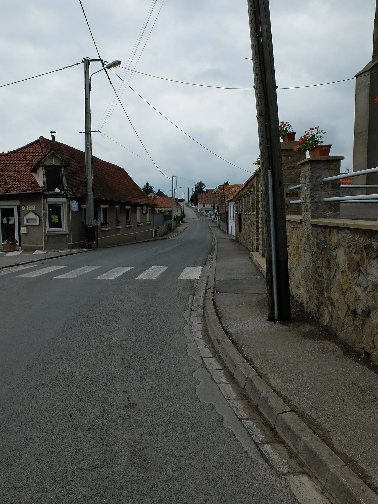 Vue de la rue principale de Quesques.
