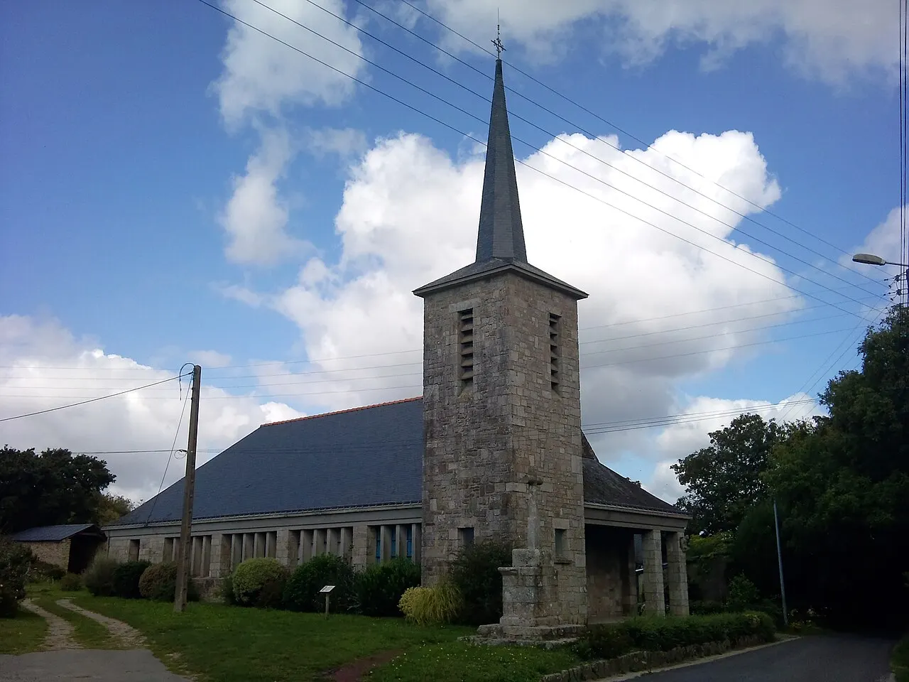 Chapelle de la Trinité de Quéven, telle que reconstruite entre 1960 et 1962 après les bombardements alliés de 1944. Le monument détruit…