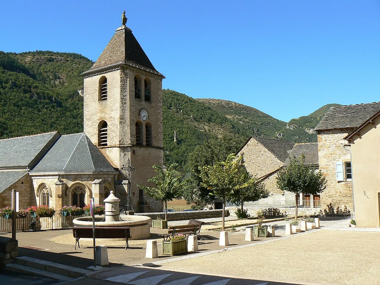 Place de l'église à Quézac en Lozère