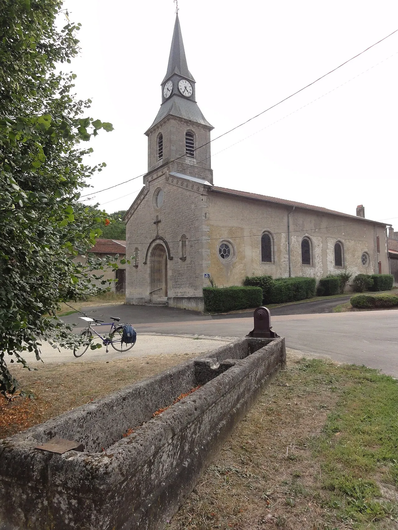 Rampont (Les Souhesmes-Rampont, Meuse) église et fontaine-abreuvoir