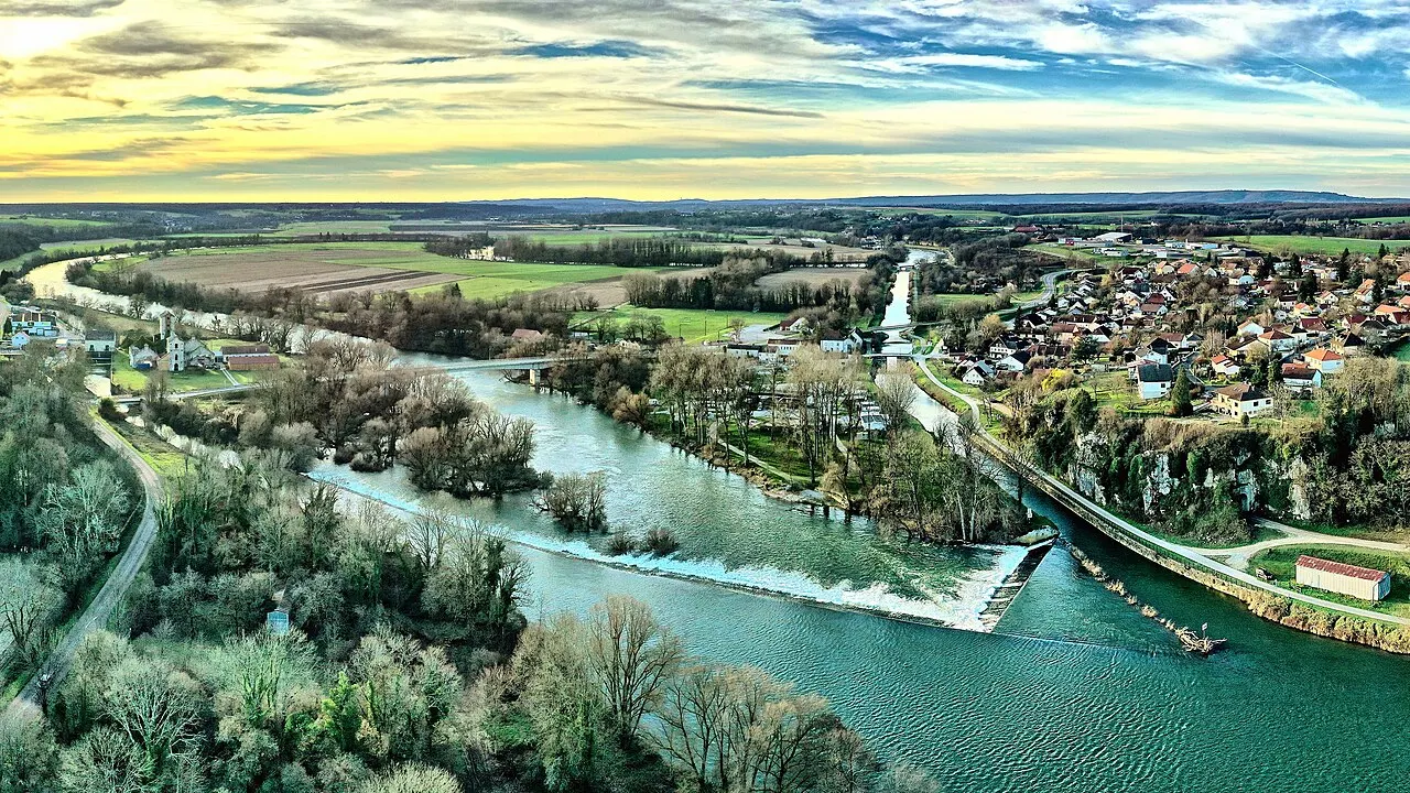 Le village de Ranchot au bord du Doubs