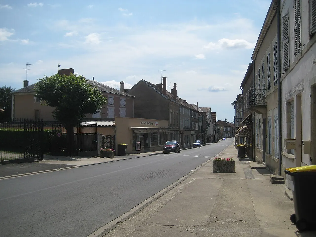 vue d'une rue principale du village de Randan, Puy-de-Dôme