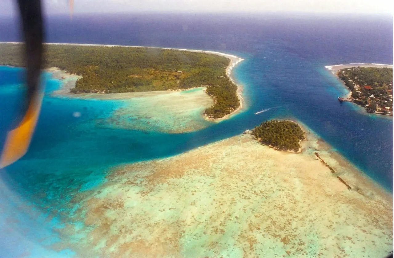 Passe d'Avatoru (Rangiroa) vue d'avion.