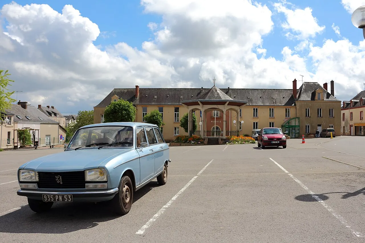Place et mairie de Renazé, Mayenne, Pays-de-la-Loire, France.