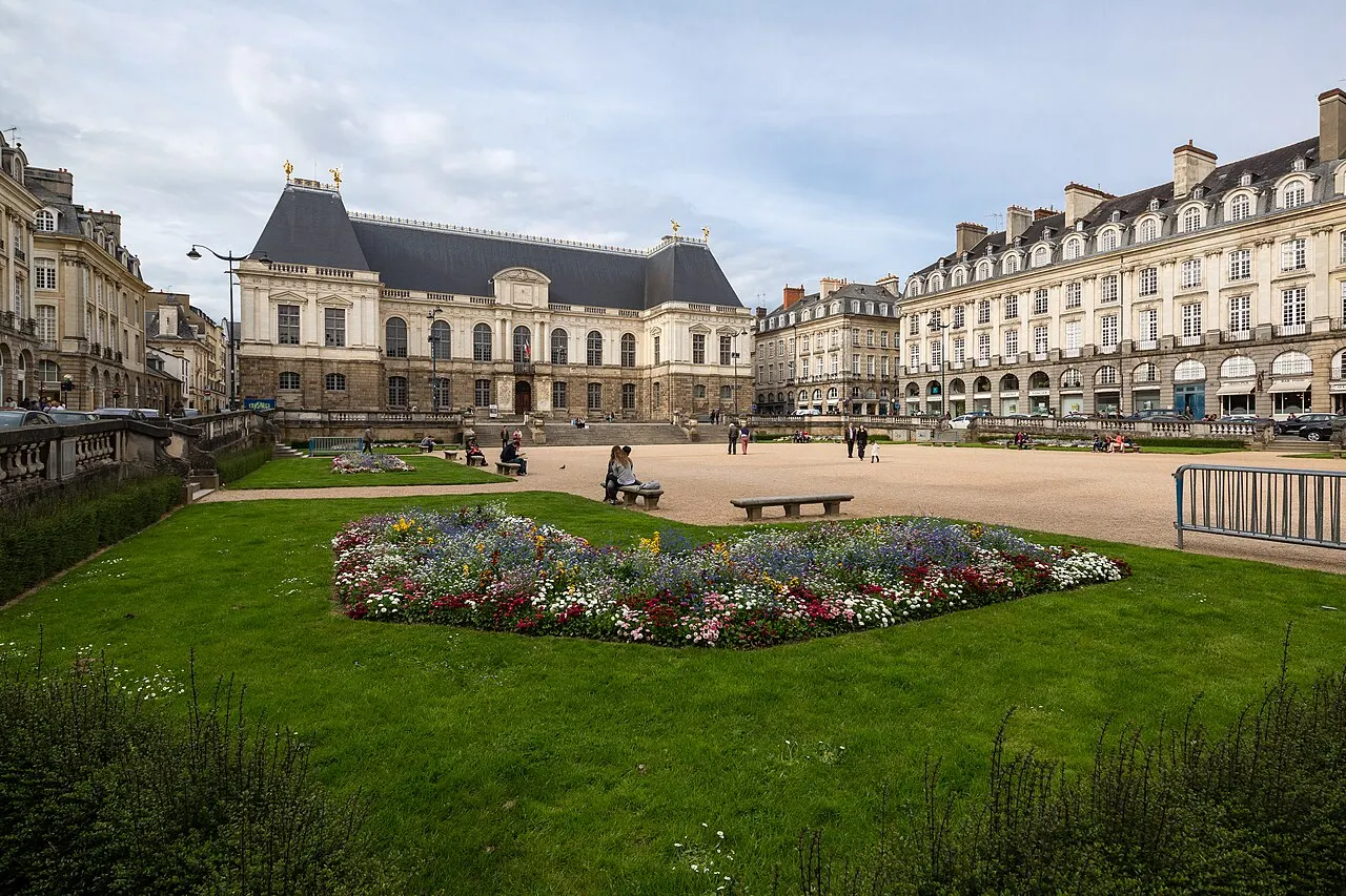 Vue d'ensemble de la place du parlement de Bretagne à Rennes (France), depuis son angle sud-ouest.