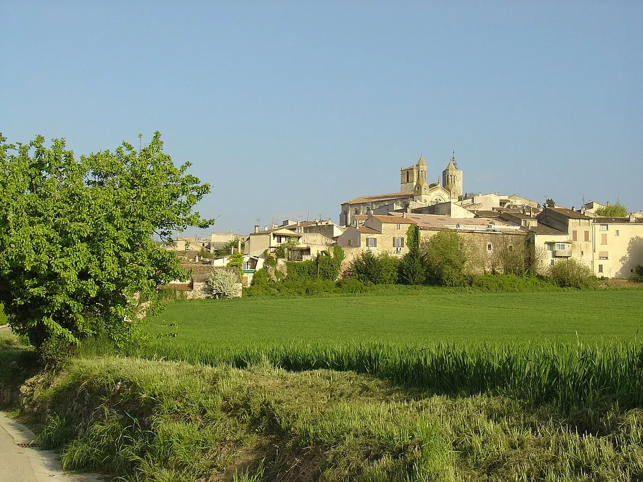 Vue de la commune de Rians, Var (France). Aperçu de l'église et de la tour-beffroi