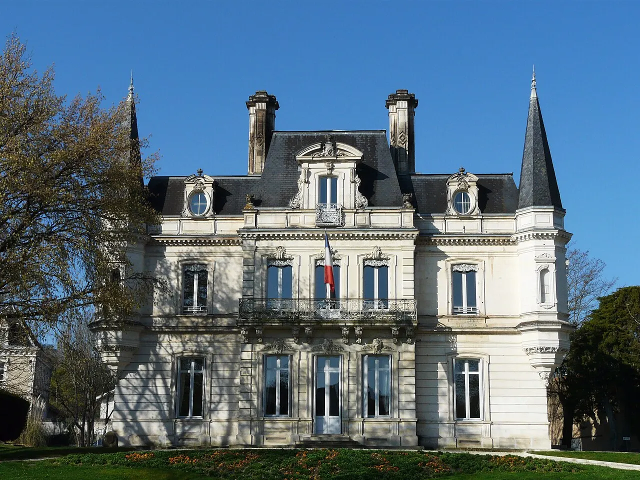 À l'est, la façade principale de la mairie de Ribérac, Dordogne, France.