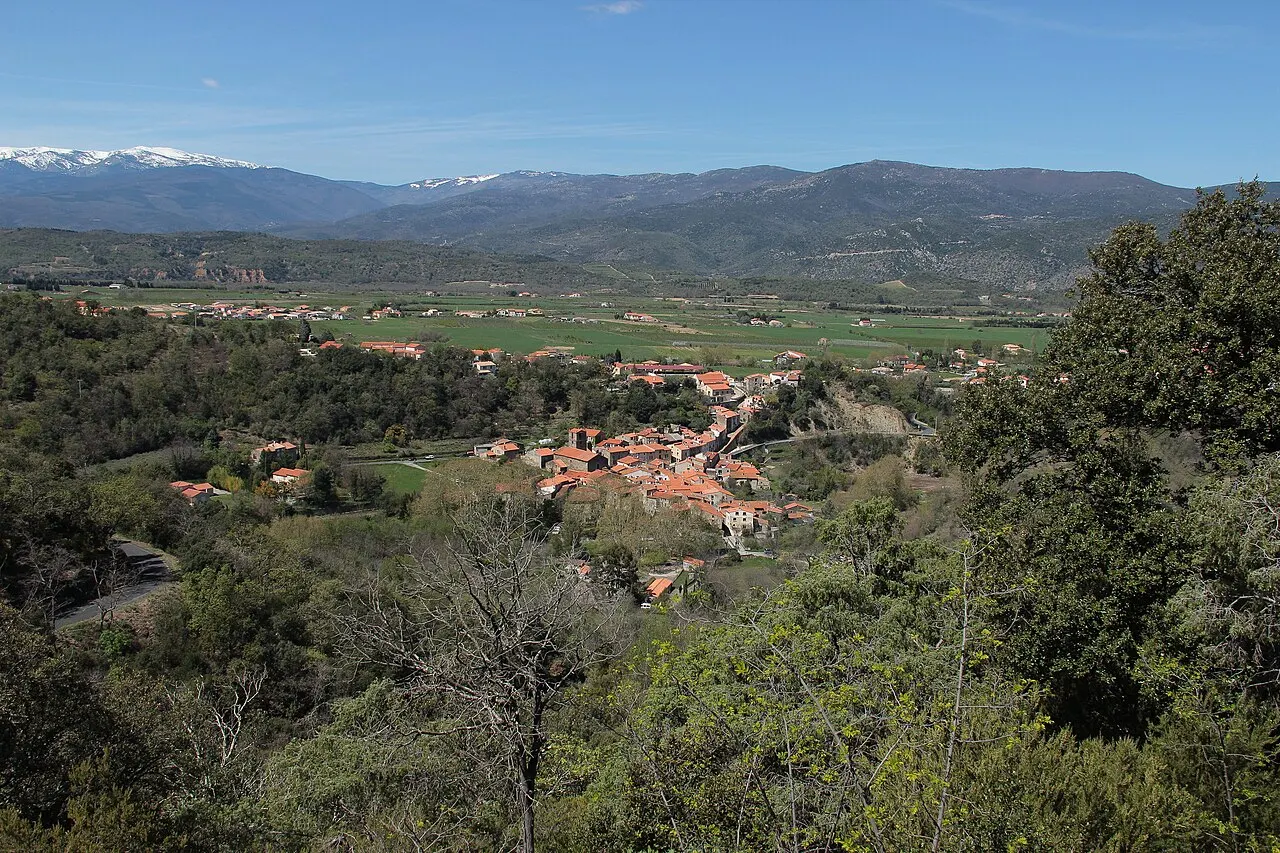Vue générale du village de Rigarda (Pyrénées orientales, France), depuis la route D36a.