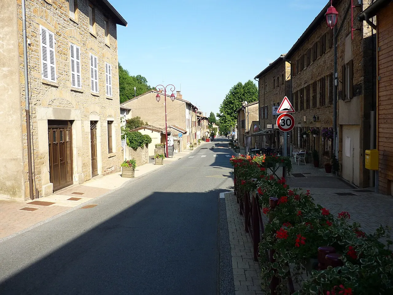 Traversée du village de Rivolet dans le Rhône par la départementale 504