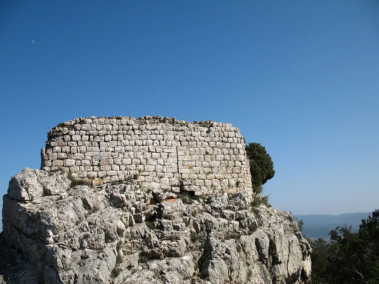 Ruines du château St Sauveur - Facade Ouest (Rocbaron, Var, France)