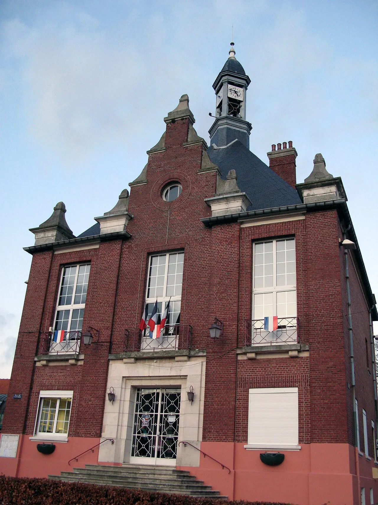Roisel (Somme, France) - L'hôtel-de-ville. .
