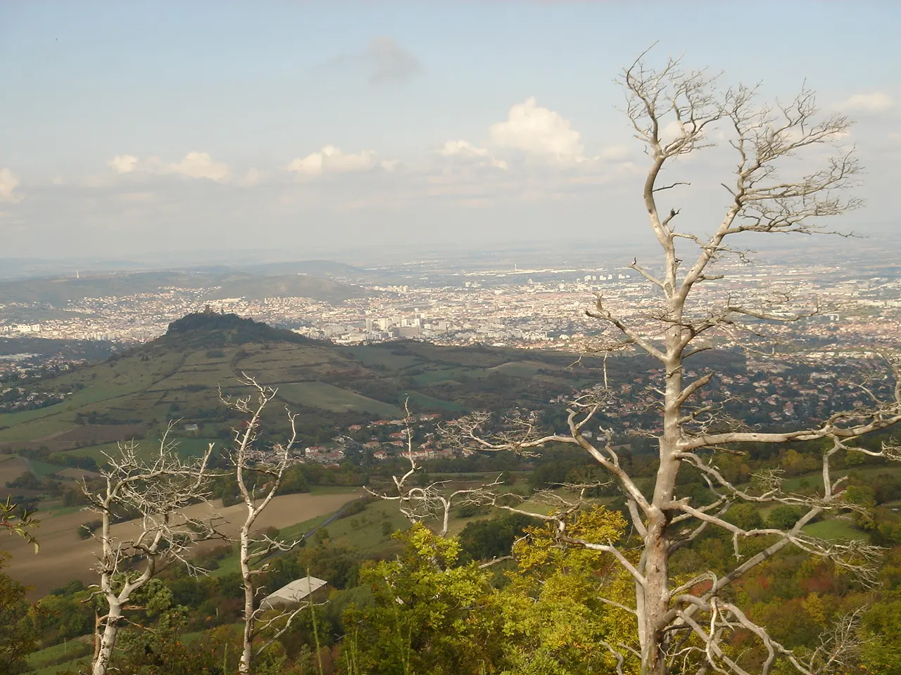 Romagnat, au premier plan, au pied du Montrognon, et avec Clermont-Ferrand en arrière-plan.