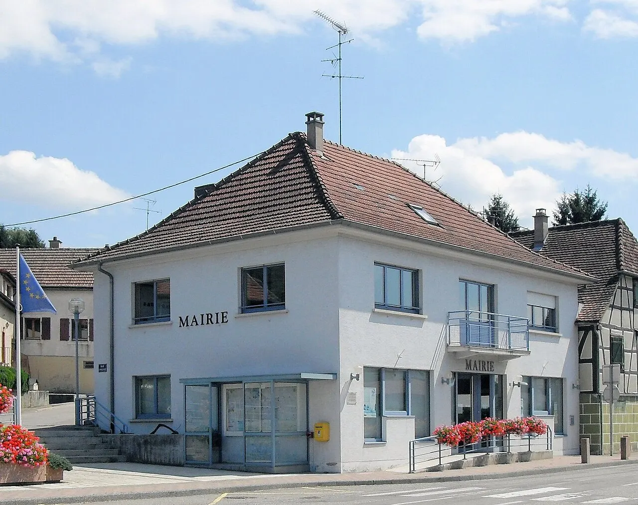 La mairie et l'ancienne école de Roppentzwiller