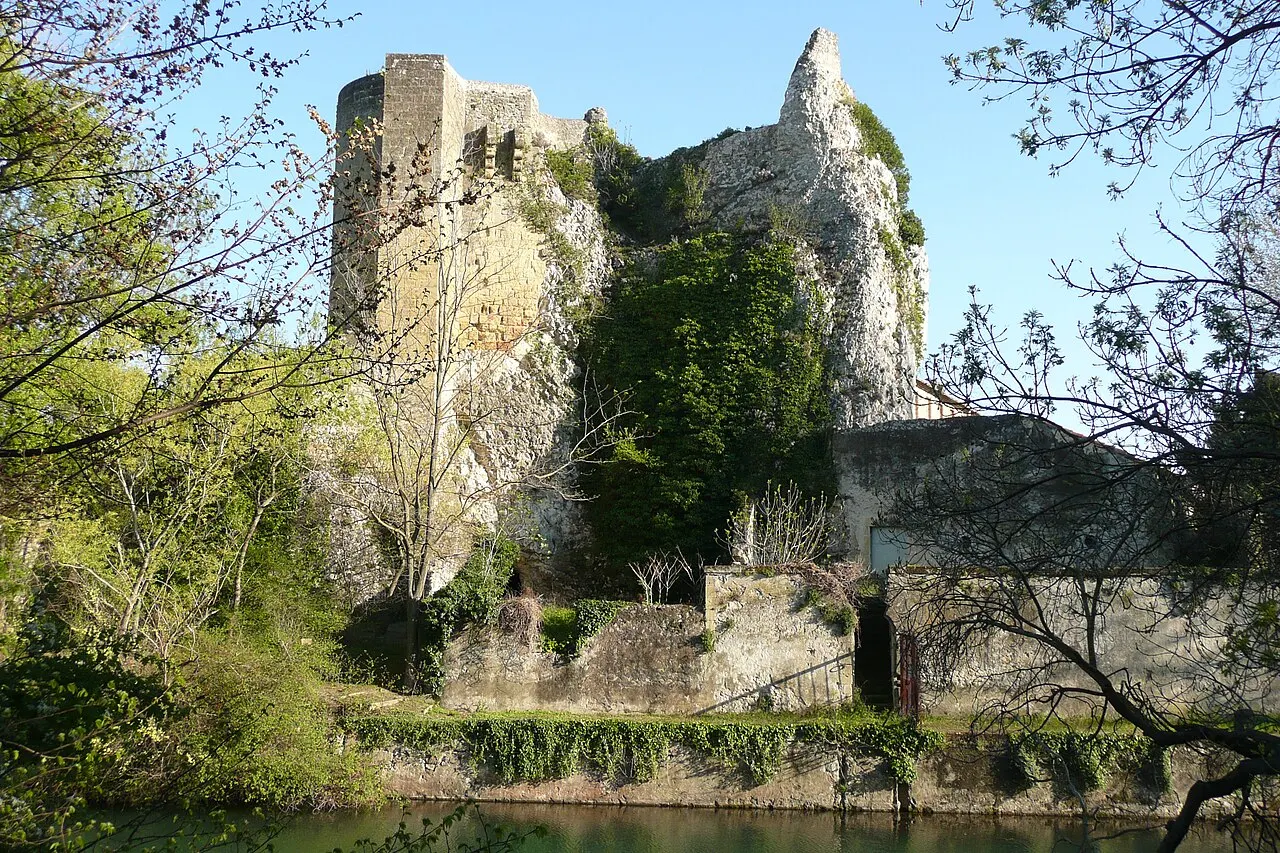 Ruine à proximité de la tour à Roquemaure