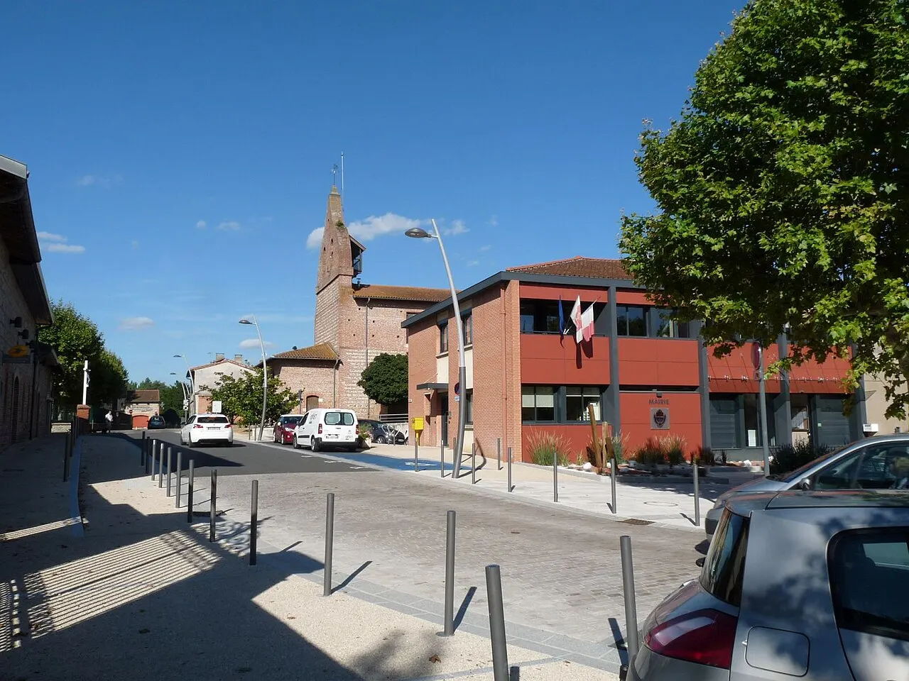 Eglise et mairie de Roques, Haute-Garonne, France