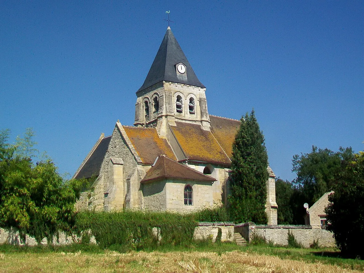 Vue sur l'église depuis le sud-est.