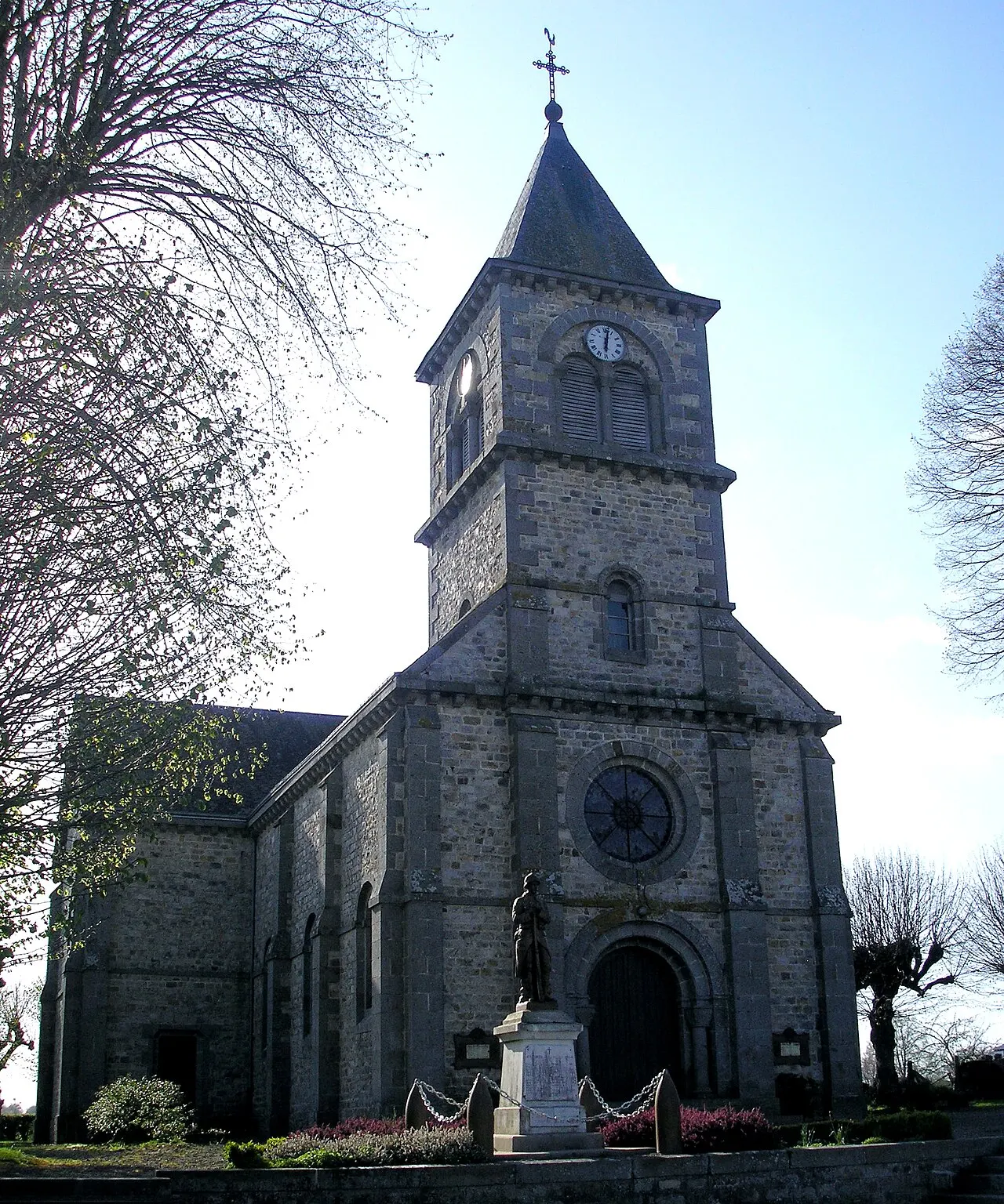 Rouellé (Normandie, France). L'église Saint-Pierre-Saint-Paul-et-Notre-Dame.