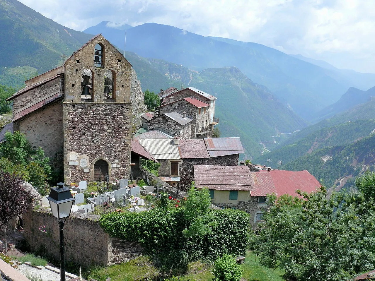 Roure - L'église et le village dominant la vallée de la Tinée