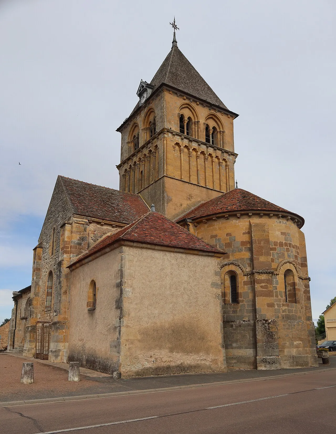 Extérieur de l'église Saint-Germain de Rouy (58). Chevet.