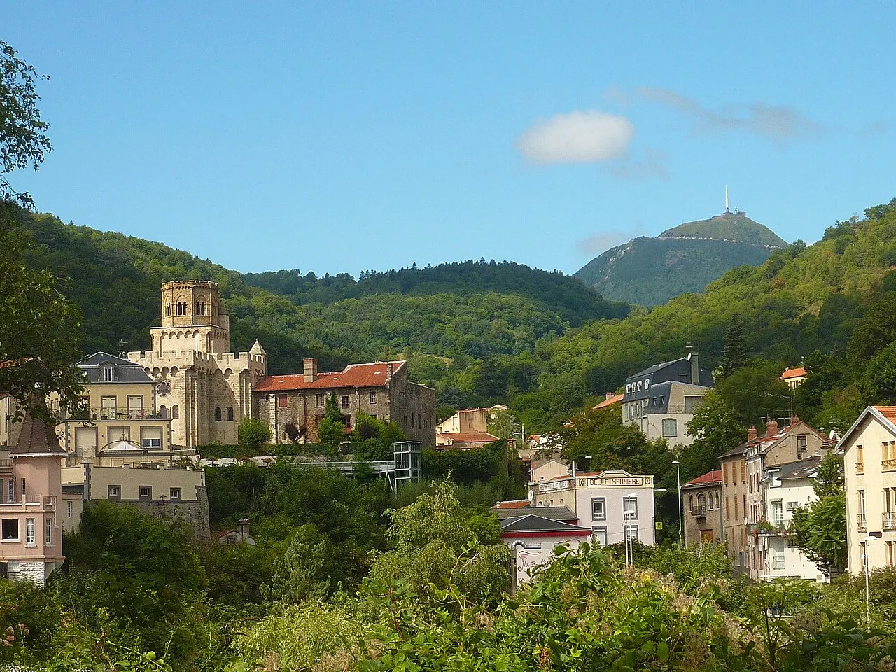 Ville de Royat avec son église fortifiée et Puy-de-Dôme