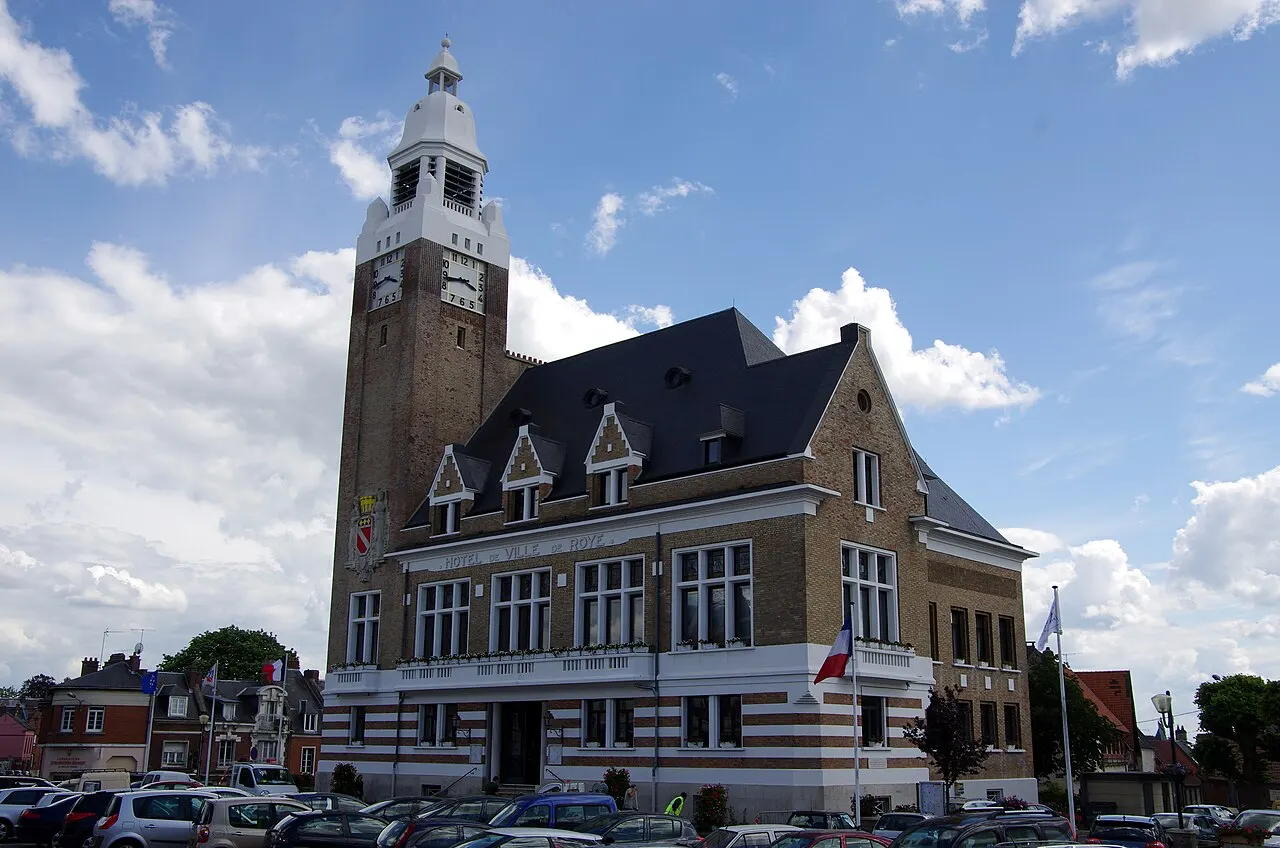 Roye (Somme, France) - Hôtel de ville, façade principale. .
