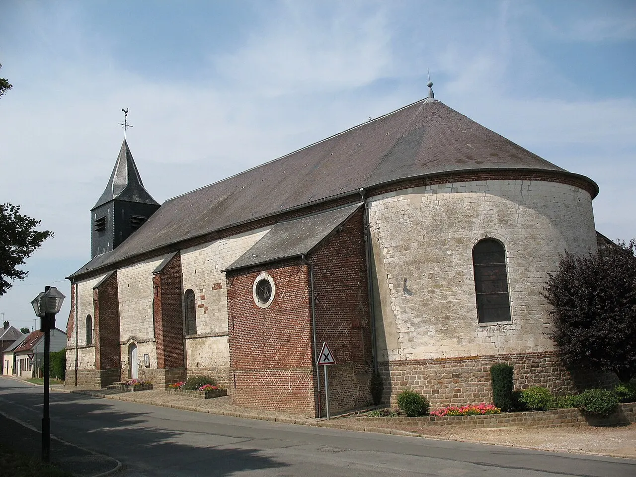 L'église construite en 1656 a été remaniée à plusieurs reprises. Les travaux de 1828 lui ont donné sa forme actuelle de croix latine avec…