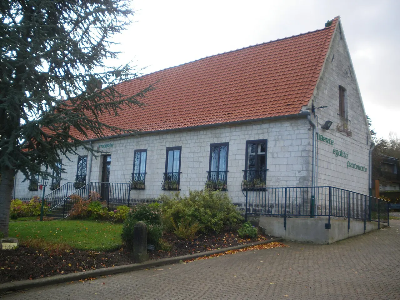 Vue de la mairie de Ruitz.