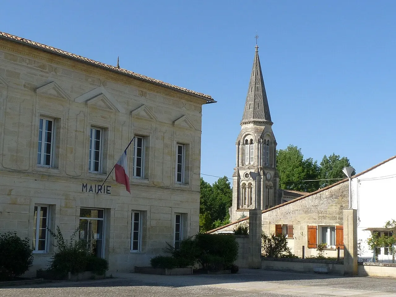 Eglise et mairie, Sablons, Gironde, France