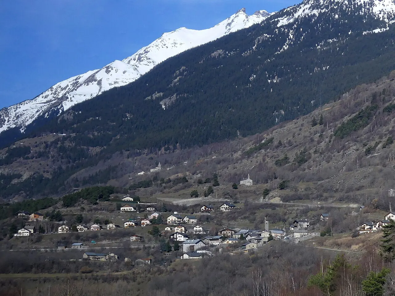 Vue, un matin d'hiver, de la localité de Saint-André dans la vallée de la Maurienne, en Savoie.