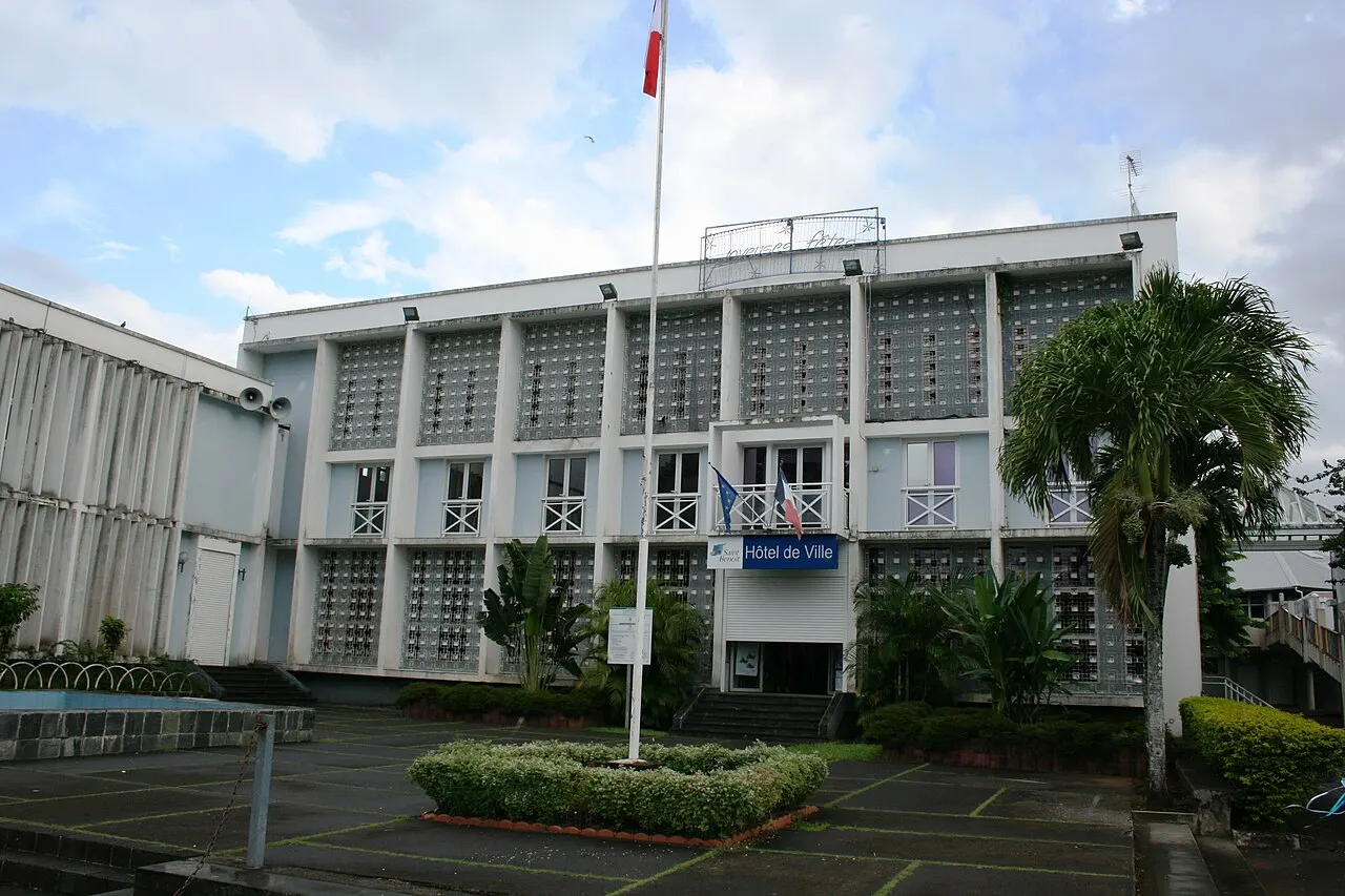 Vue de l'hôtel de ville de Saint-Benoît de La Réunion.
